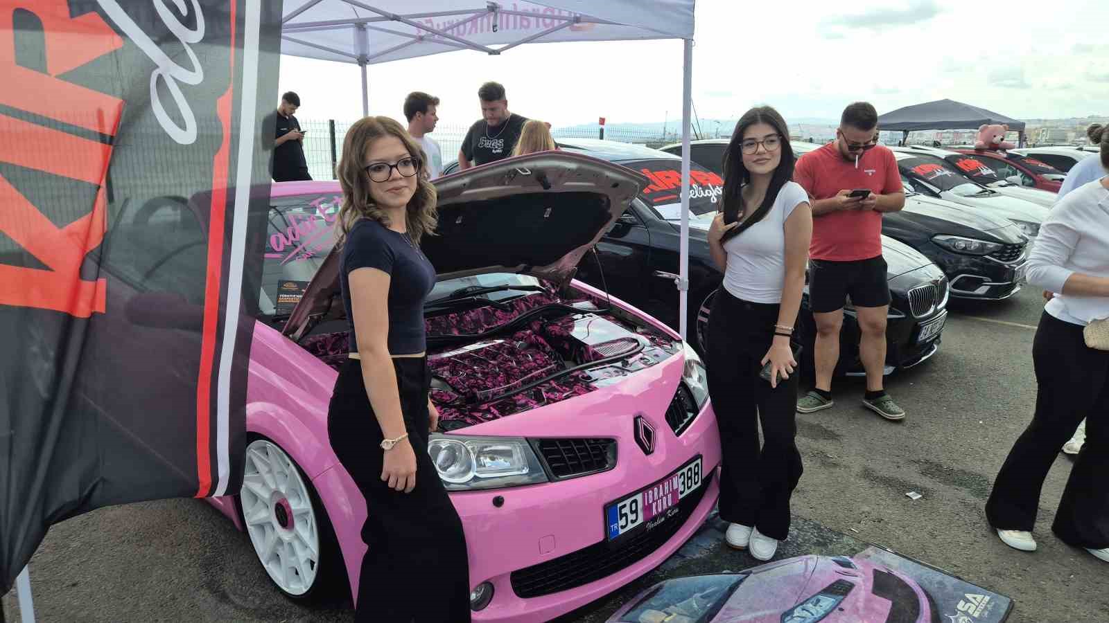 Asfaltı yakıp ge&ccedil;tiler: Tekirdağ&rsquo;da nefes kesen drift şovu