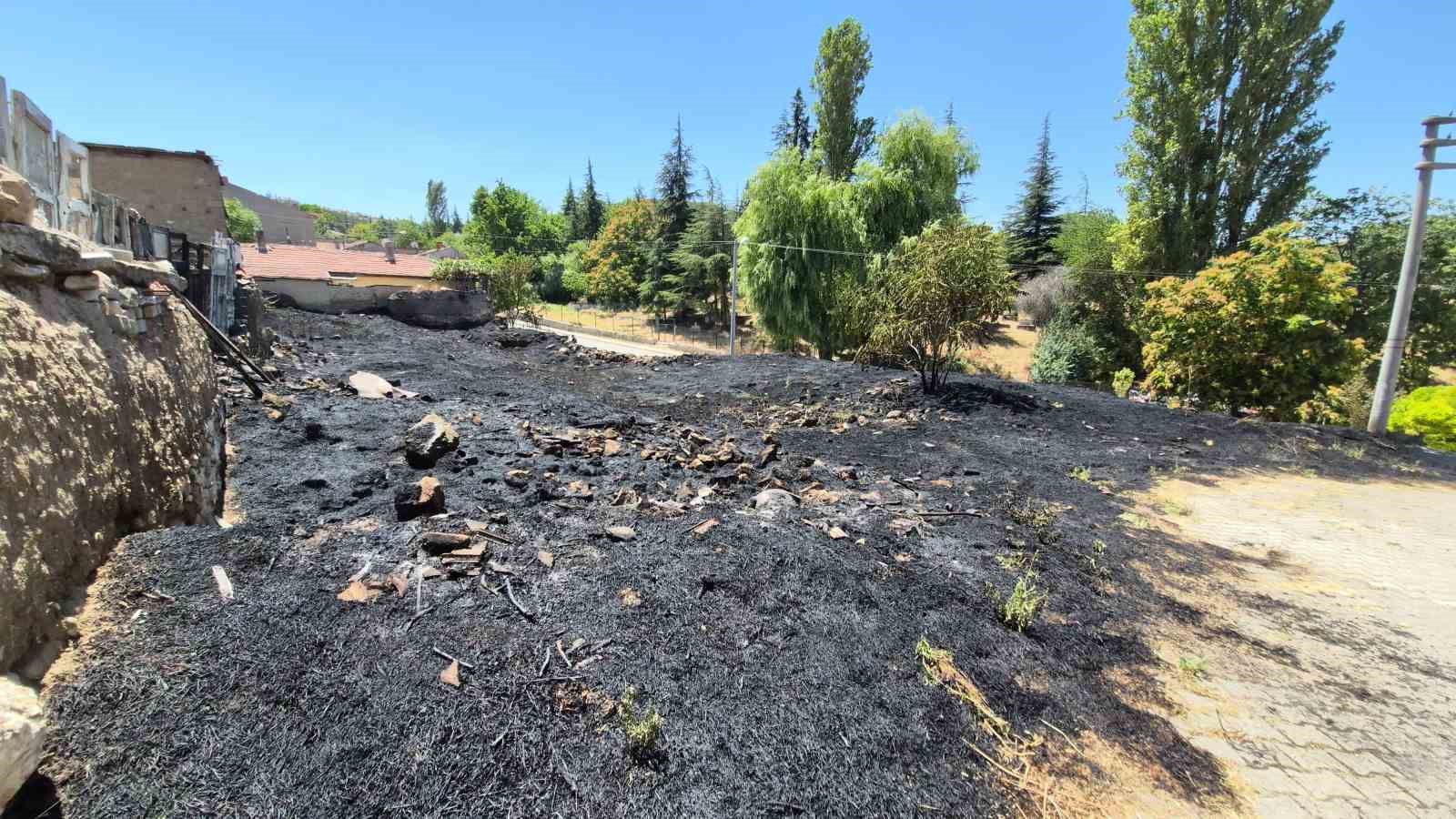 Eskişehir’de otluk alanda çıkan yangın mahalleliyi korkuttu