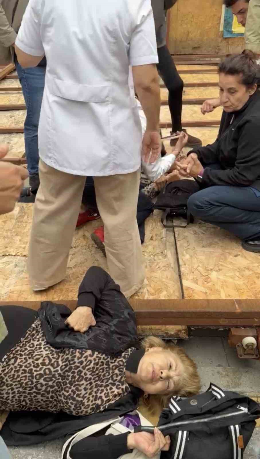 Kadık&ouml;y&rsquo;de inşaatın dış koruma kaplaması vatandaşların &uuml;zerine d&uuml;şt&uuml;: 2 yaralı