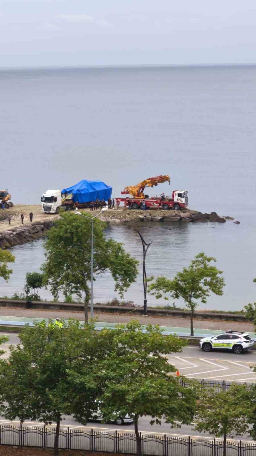 Giresun’da kayalıklara çıkan Sahil Güvenlik botu olay yerinden kaldırıldı