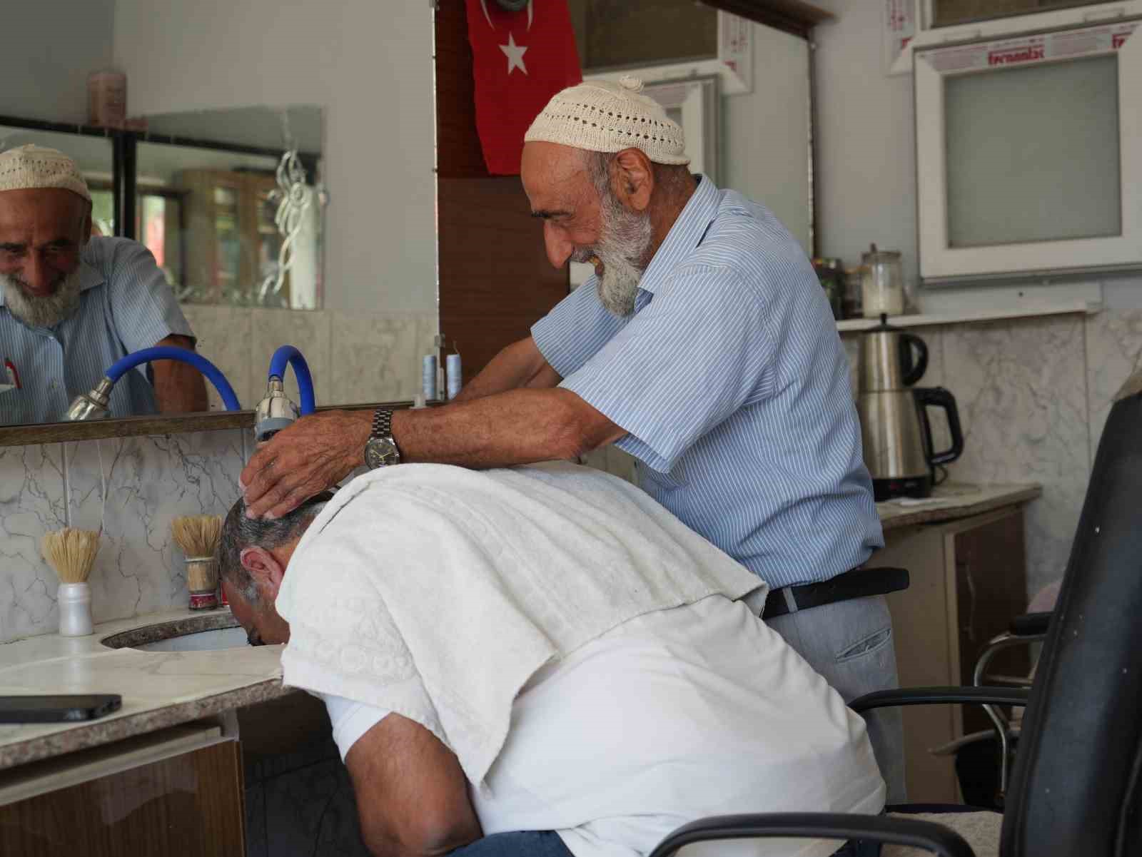 11 yaşında başladı, 65 yıldır makasını elinden bırakmadı