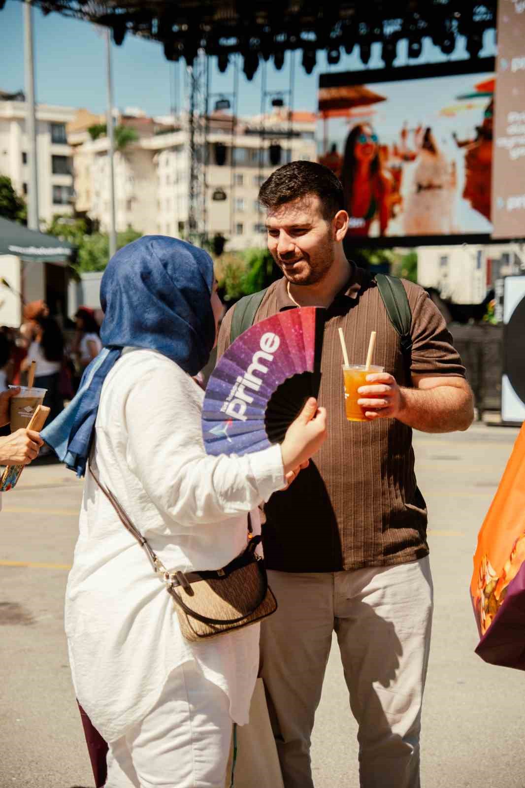 İstanbul’un kahve kültürünü buluşturan festivalde ilk gün Poizi konseriyle tamamlandı