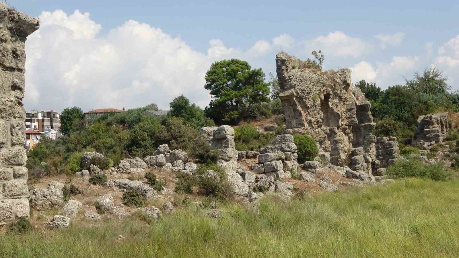 Tarihi su kemerleri zamana meydan okuyamadı