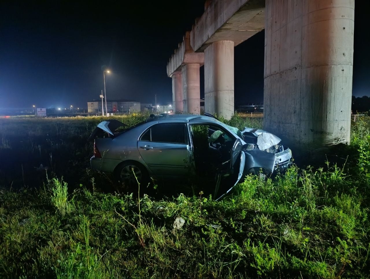 Kontrolden çıkan otomobil köprü ayağına çarparak durdu: 2 yaralı