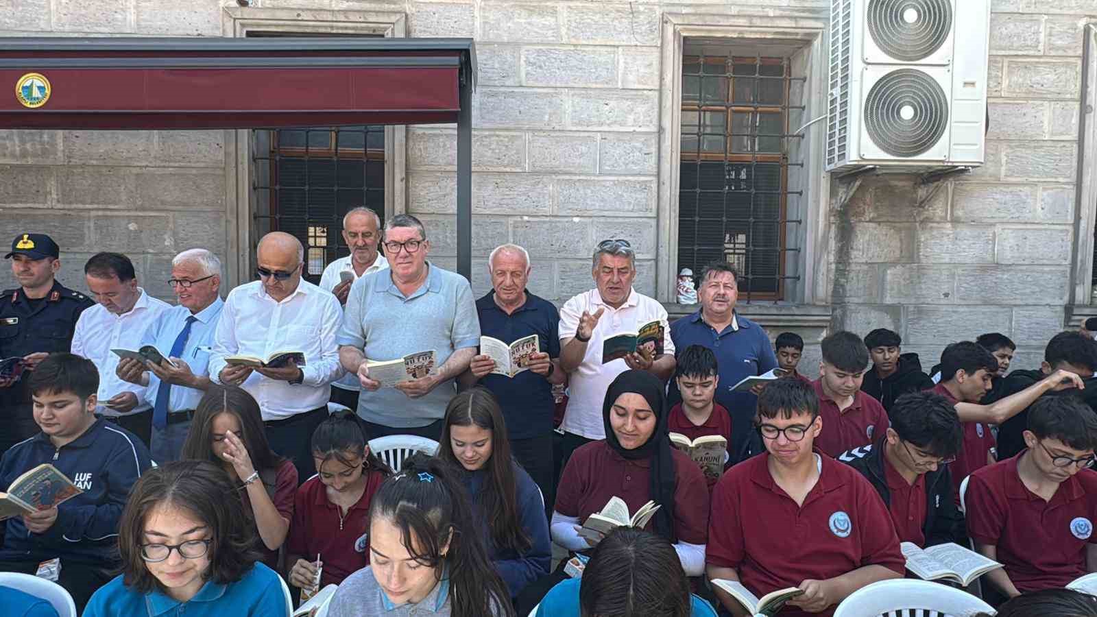 Farkındalık için açık havada kitap okudular