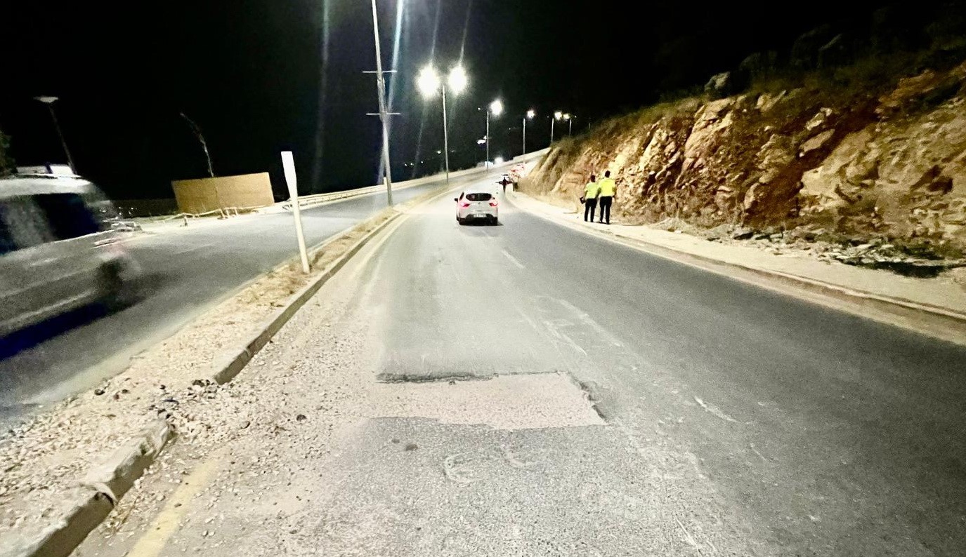 &Ccedil;ukura giren ara&ccedil;ların lastikleri patladı