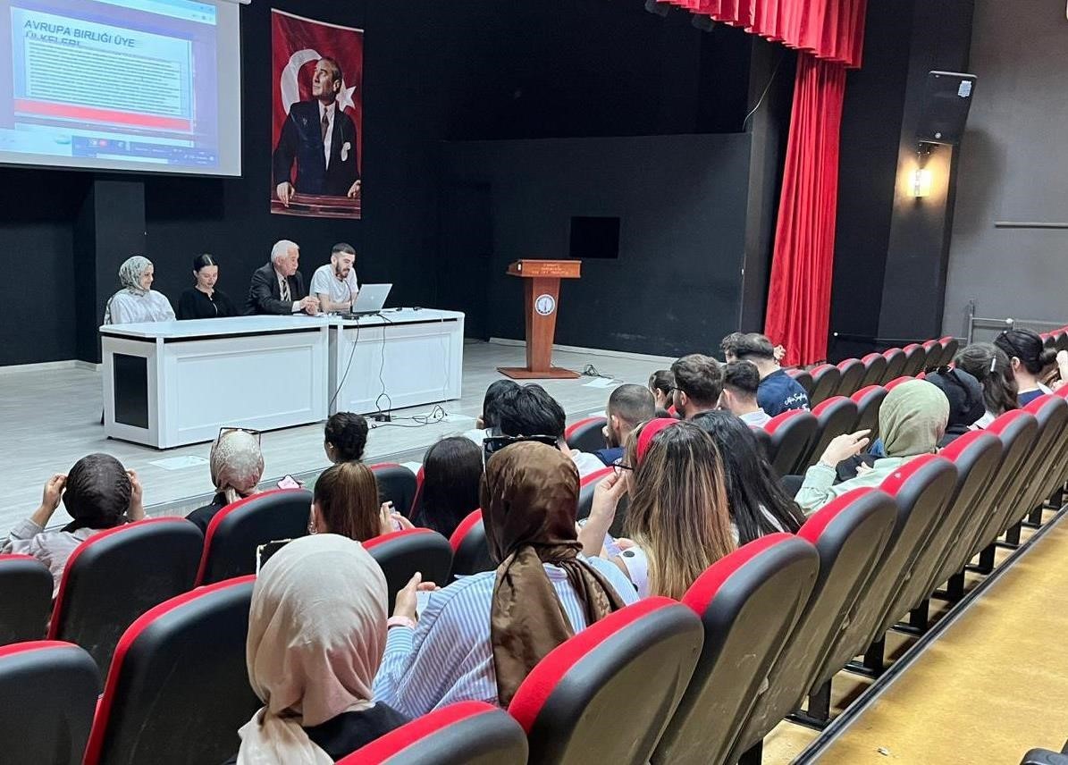 DPÜ Domaniç Hayme Ana MYO’da ’Avrupa Birliği ve Demokrasi’ farkındalığı semineri düzenlendi