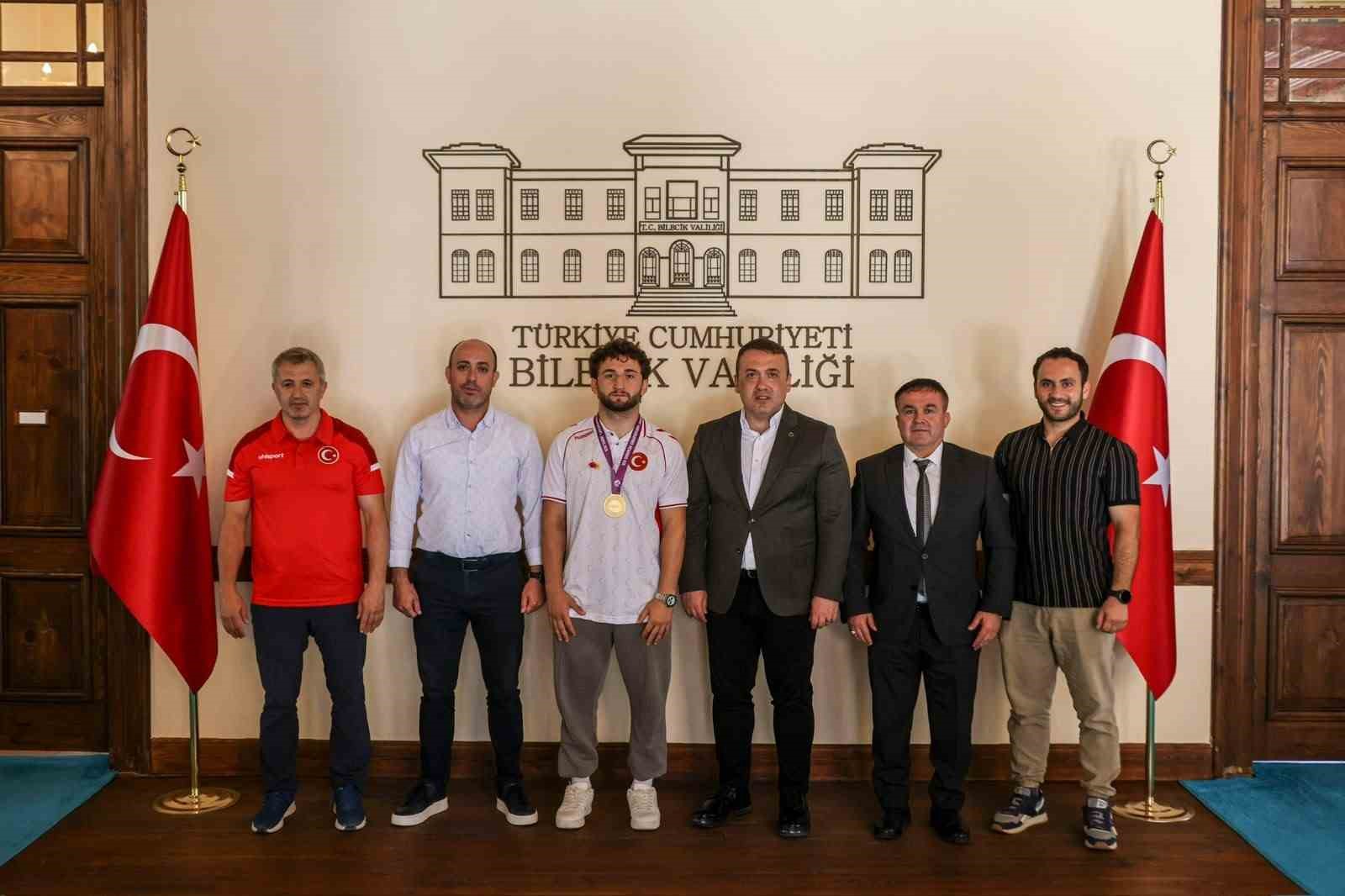 Avrupa şampiyonu g&uuml;reş&ccedil;iye Vali S&ouml;zer&rsquo;den tebrik