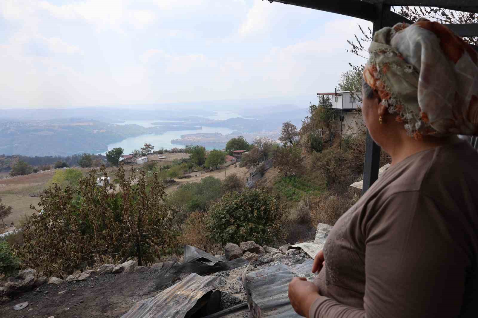 Kozan&rsquo;daki orman yangınında evleri yanan ailelere konteyner desteği