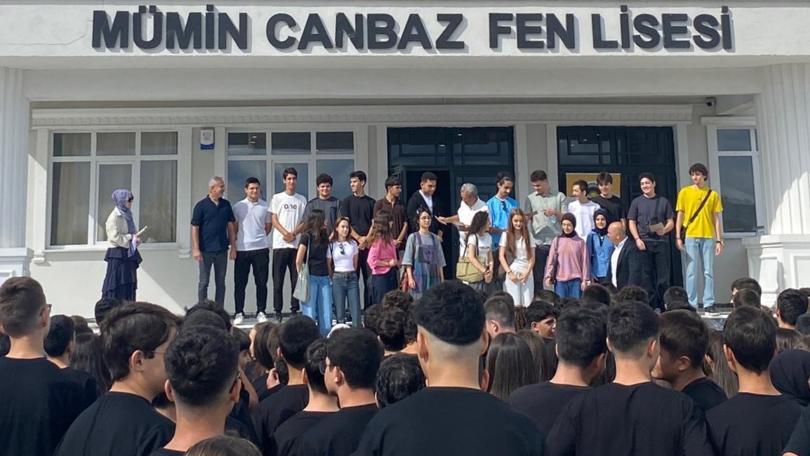 Başarılı öğrencilere okullarının ilk gününde tablet ve telefon sürprizi