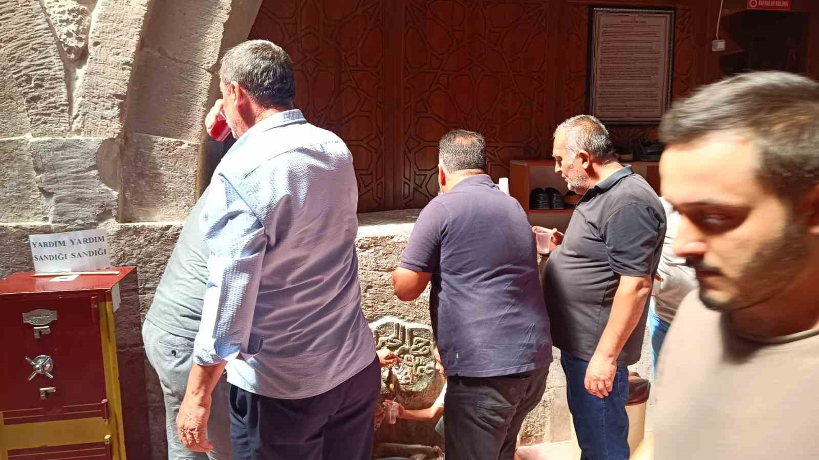 Sel&ccedil;uklu camisinde Osmanlı geleneği y&uuml;zyıllardır devam ediyor