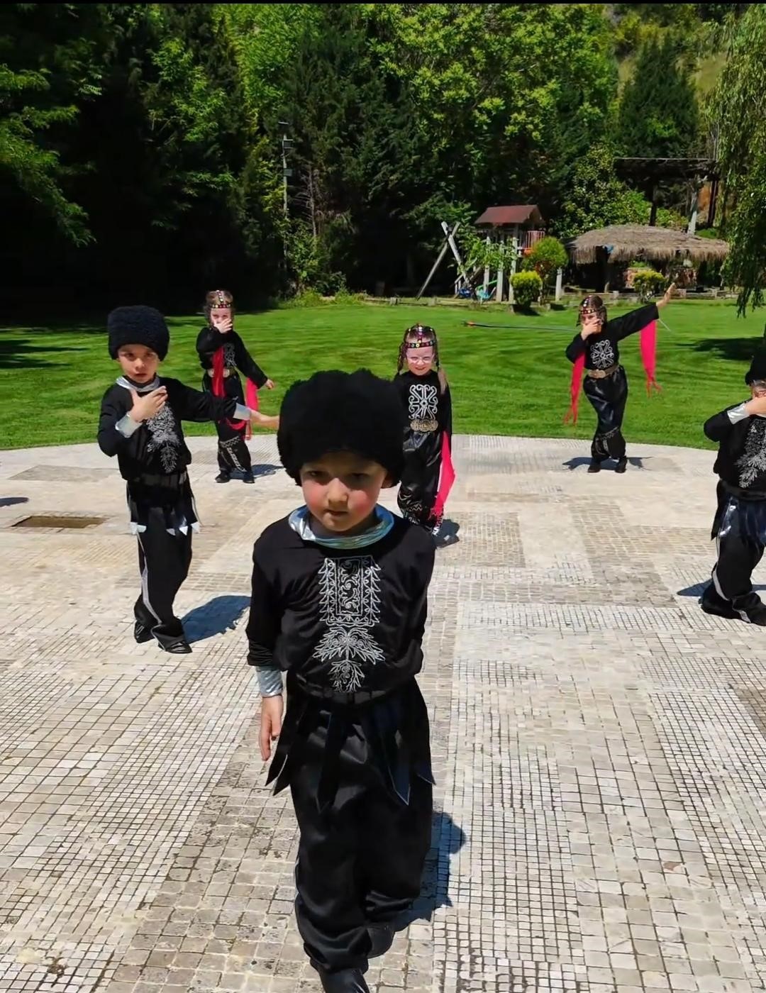 Kazak Türklerinin geleneksel yöresel kıyafetleri ile ünlü ’Kartal Dansı’nı sahnelediler