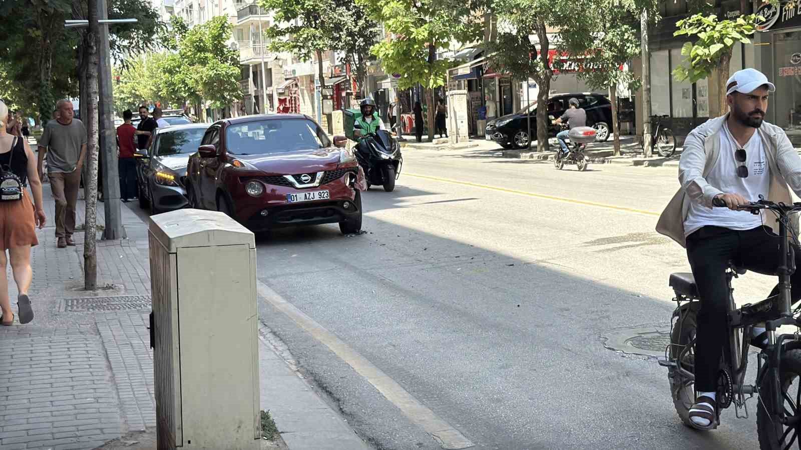 Eskişehir’de U dönüşü yapan otomobile başka bir otomobilin çarpma anı kamerada