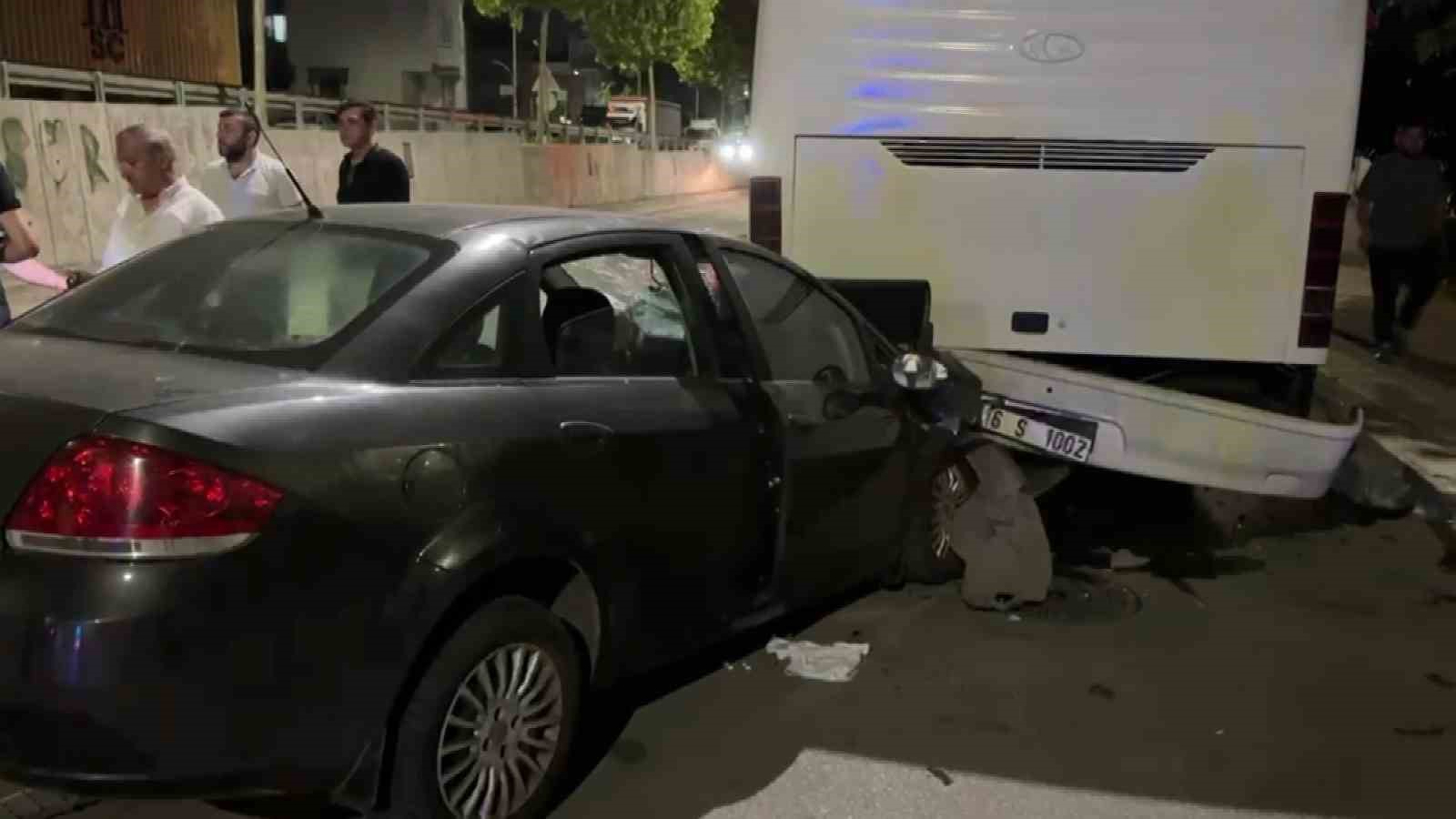 Alkollü sürücü önce duvara sonra otobüse çarptı: 2 ağır yaralı
