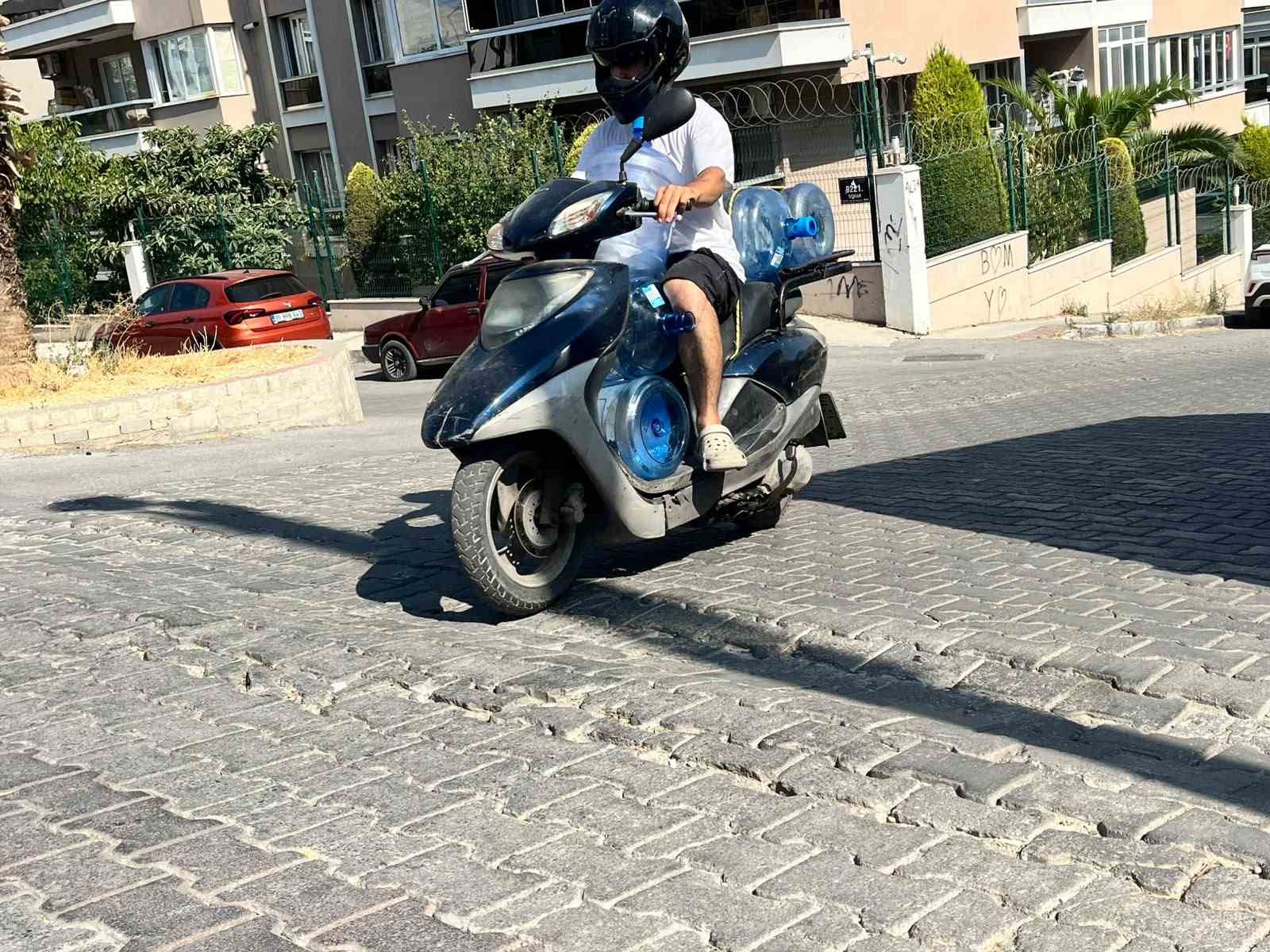 &Ccedil;ukurdan ka&ccedil;mak i&ccedil;in yavaşlayan motosikletliyi b&ouml;yle darp etti