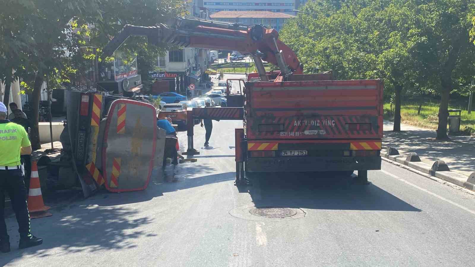 Bayrampaşa’da araca çarpan su tankeri devrildi: 1 kişinin yaralandığı kaza anı kamerada