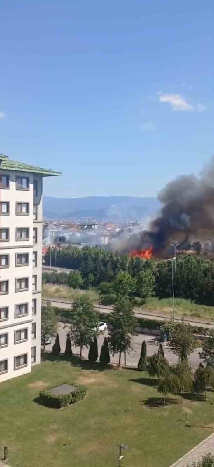 Kocaeli’de saman yüklü tırın römorkunda çıkan yangın mahalleyi sardı