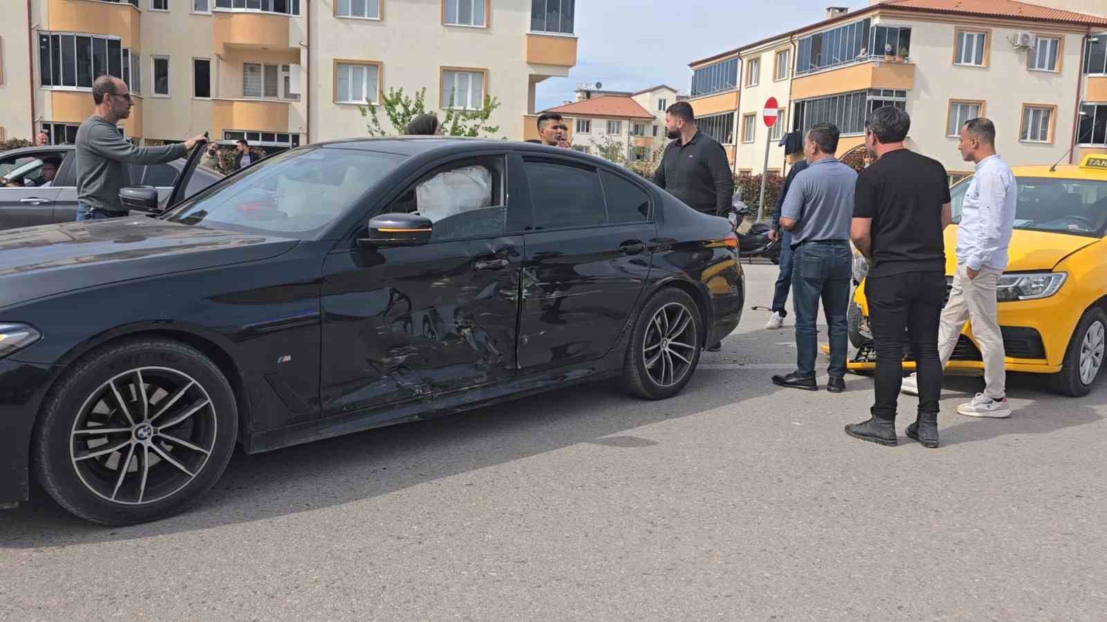 İnegöl’de taksi ile otomobil çarpıştı: 2 yaralı
