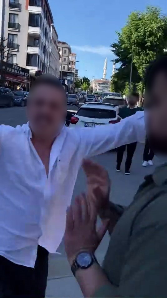 Avcılar’da yaşanan kaza sonrası sürücüyü darp ettiler: O anlar kameraya yansıdı