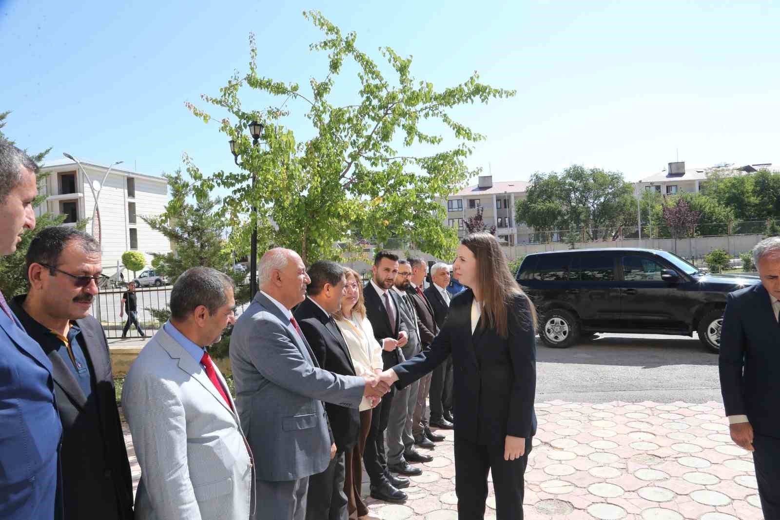 Gürpınar’ın ilk kadın kaymakamı göreve başladı