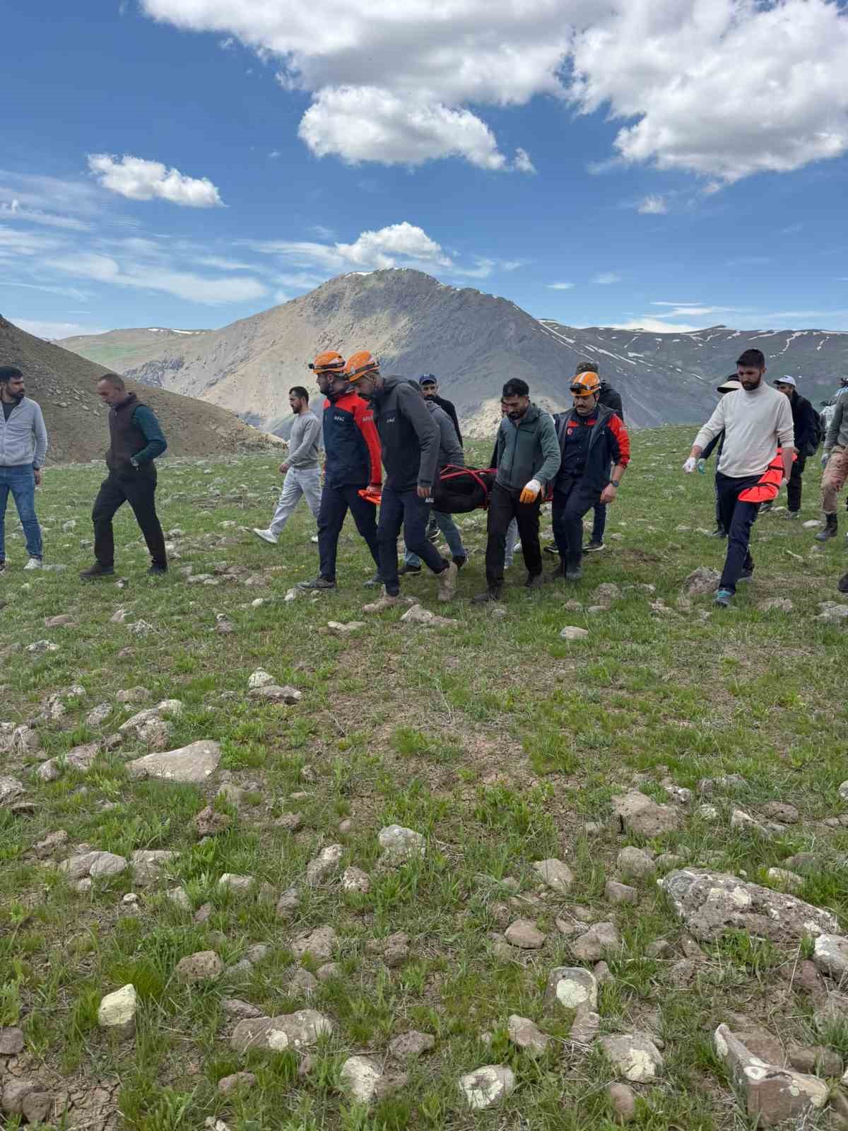 Kayalık alandan d&uuml;şen 14 yaşındaki &ccedil;ocuk hastaneye kaldırıldı