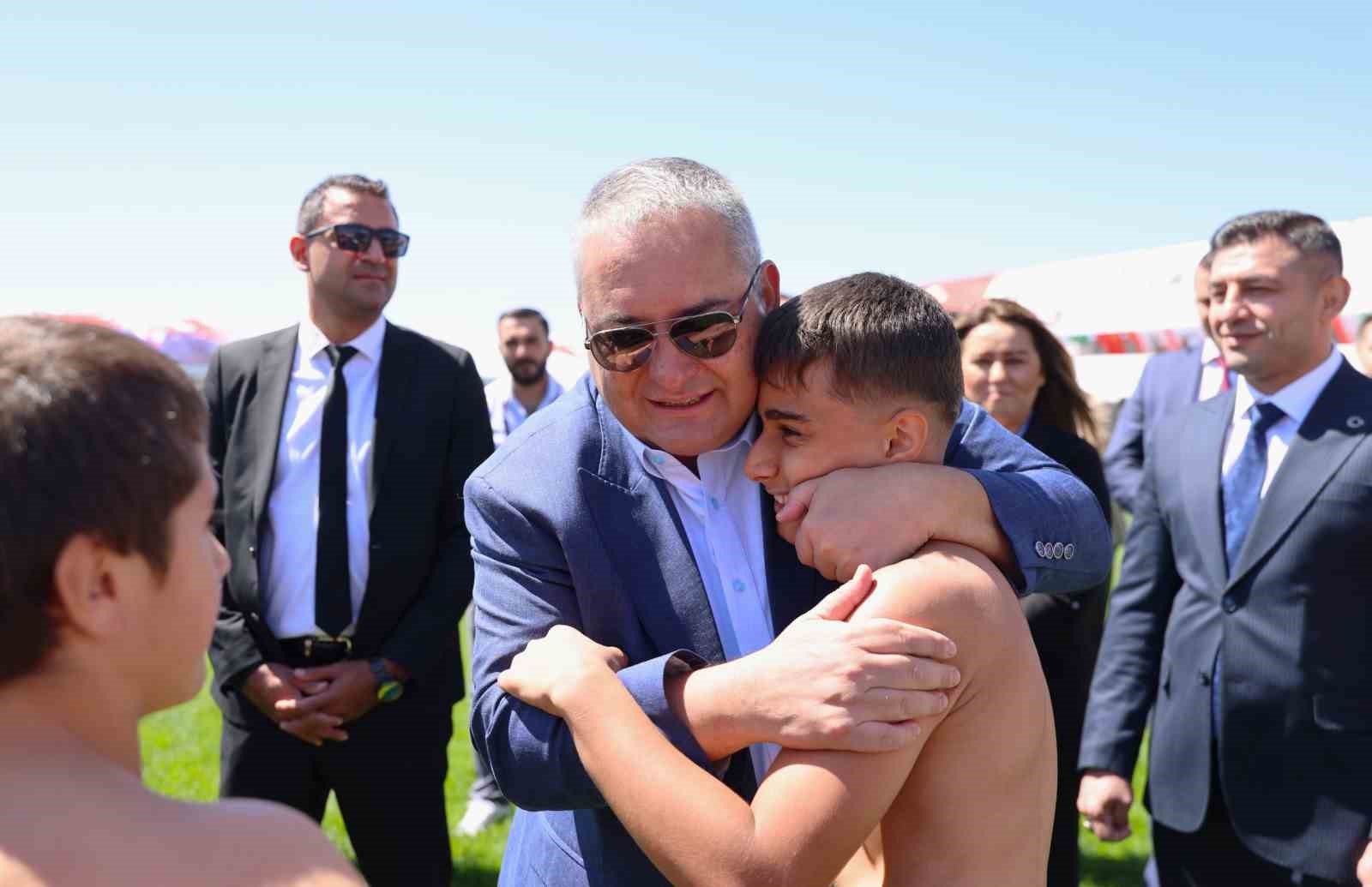 Keçiören 3. Büyük Geleneksel Karakucak Güreş Festivali’nde pehlivanlar ödüllerine kavuştu