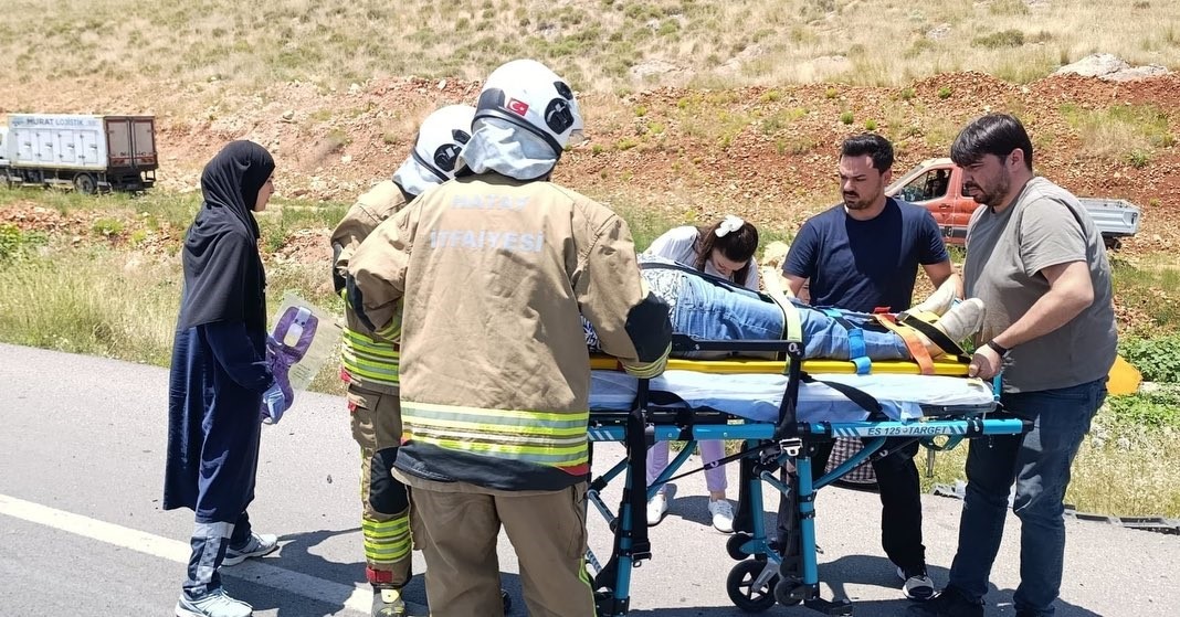 Kırıkhan’da traktörle çarpışan otomobil takla attı: 2 yaralı