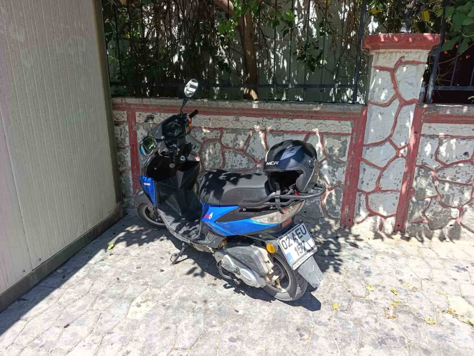 Motosikletin devrildiği kazada s&uuml;r&uuml;c&uuml; yaralandı