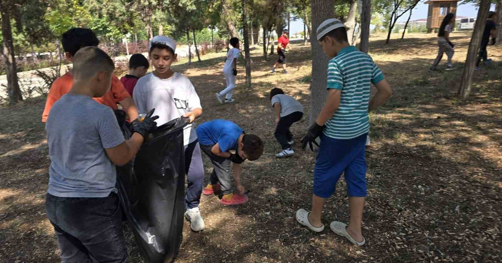 Gençler poşet poşet çöp topladı