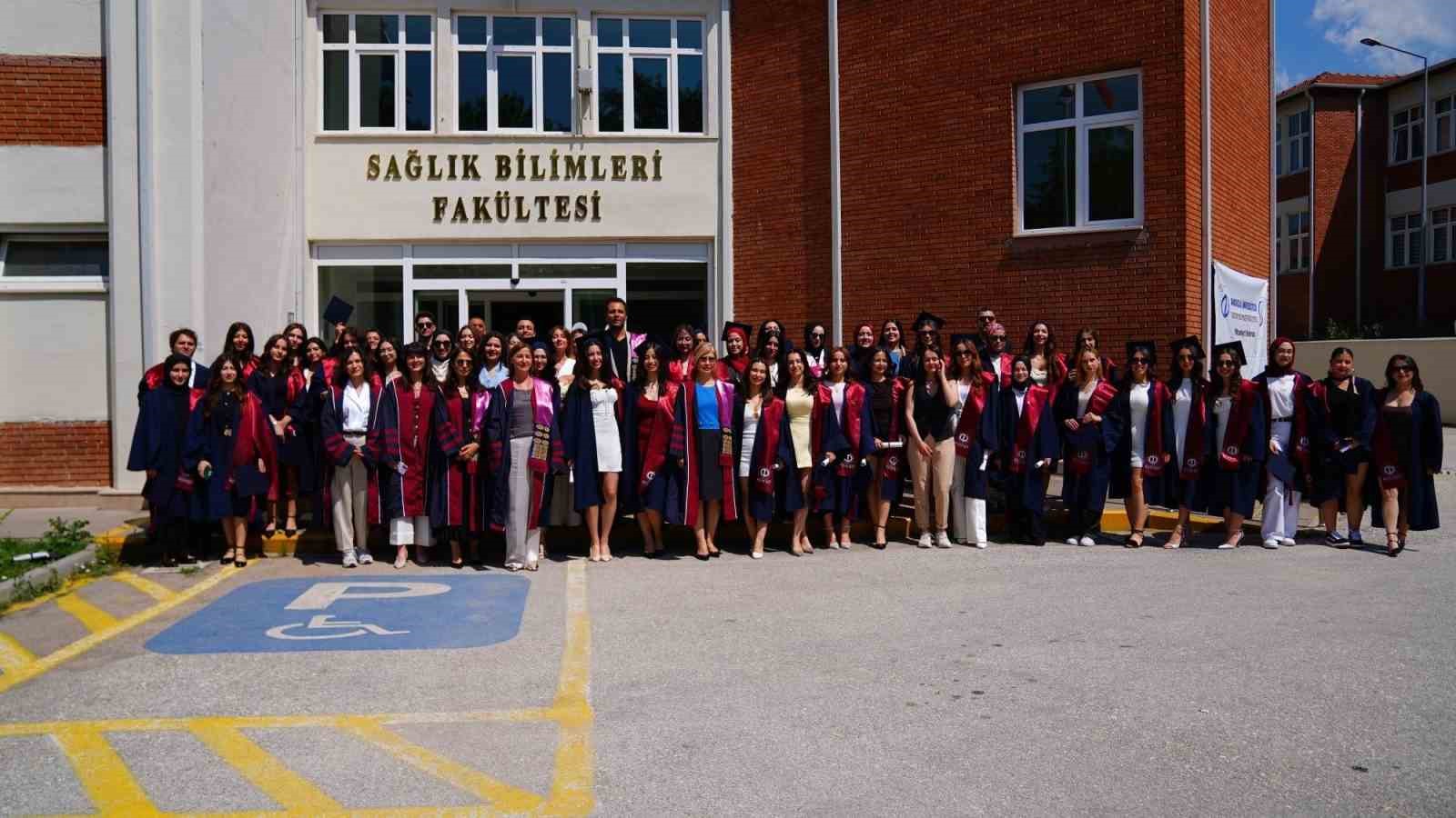 Sosyal Hizmet B&ouml;l&uuml;m&uuml; &ouml;ğrencileri mesleki yeminlerini ederek mezun oldu