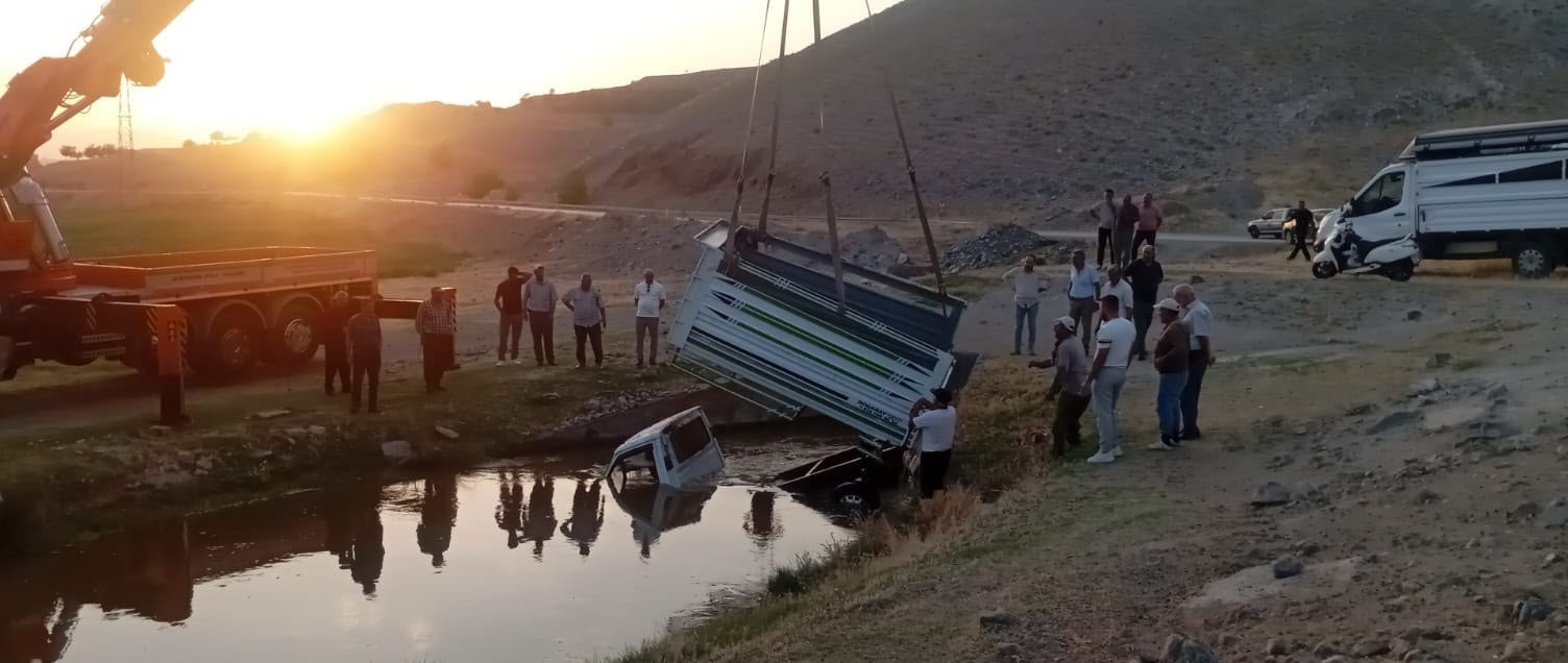 Kontrolden çıkan kamyonet su kanalına düştü