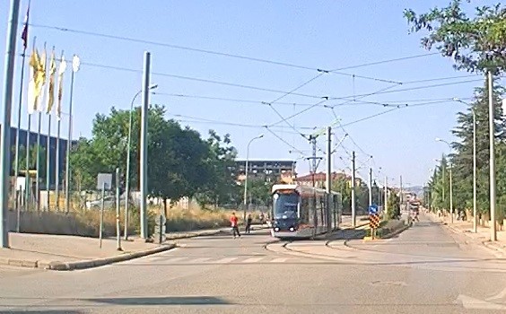 Tramvaydan tutunarak paten kayan çocukların tehlikeli yolculuğu