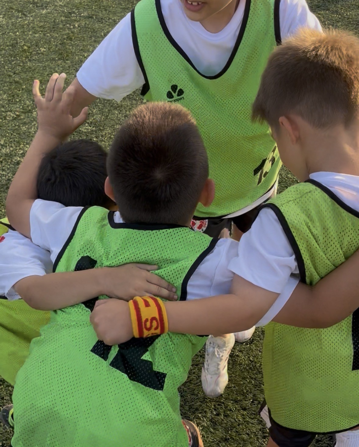 Bolu’da miniklerin futbol taktiği güldürdü: Sağ kanadı paylaşamadılar