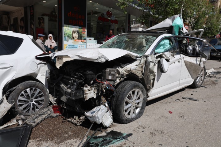 Freni patlayan kamyon, caddeyi böyle savaş alanına çevirdi: 10 araç zarar gördü, 5 yaralı