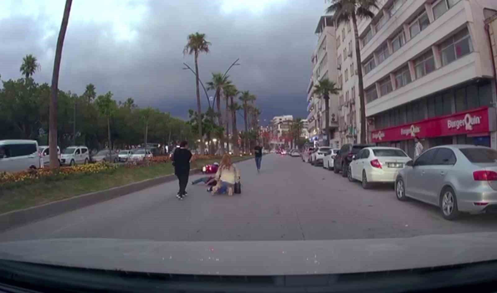 Motosikletin, scooterli çocuğa çarptığı anlar kamerada
