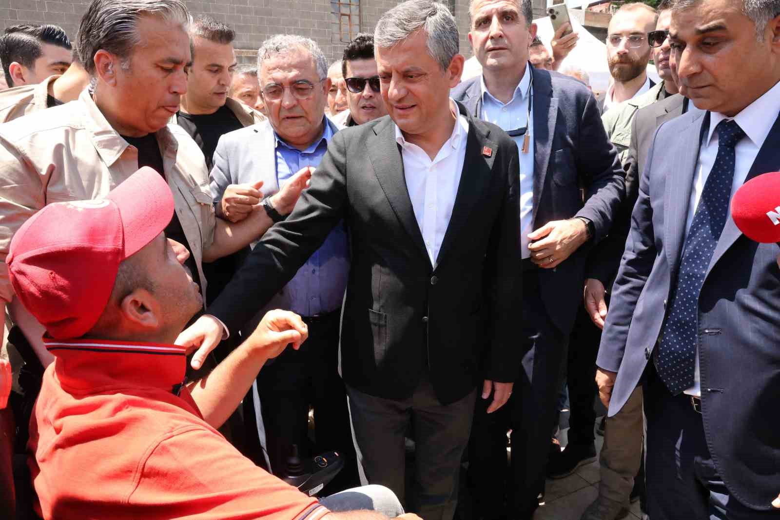 CHP Grup Başkanı Özel, Selahattin Demirtaş’ın selamını Diyarbakırlılara iletti