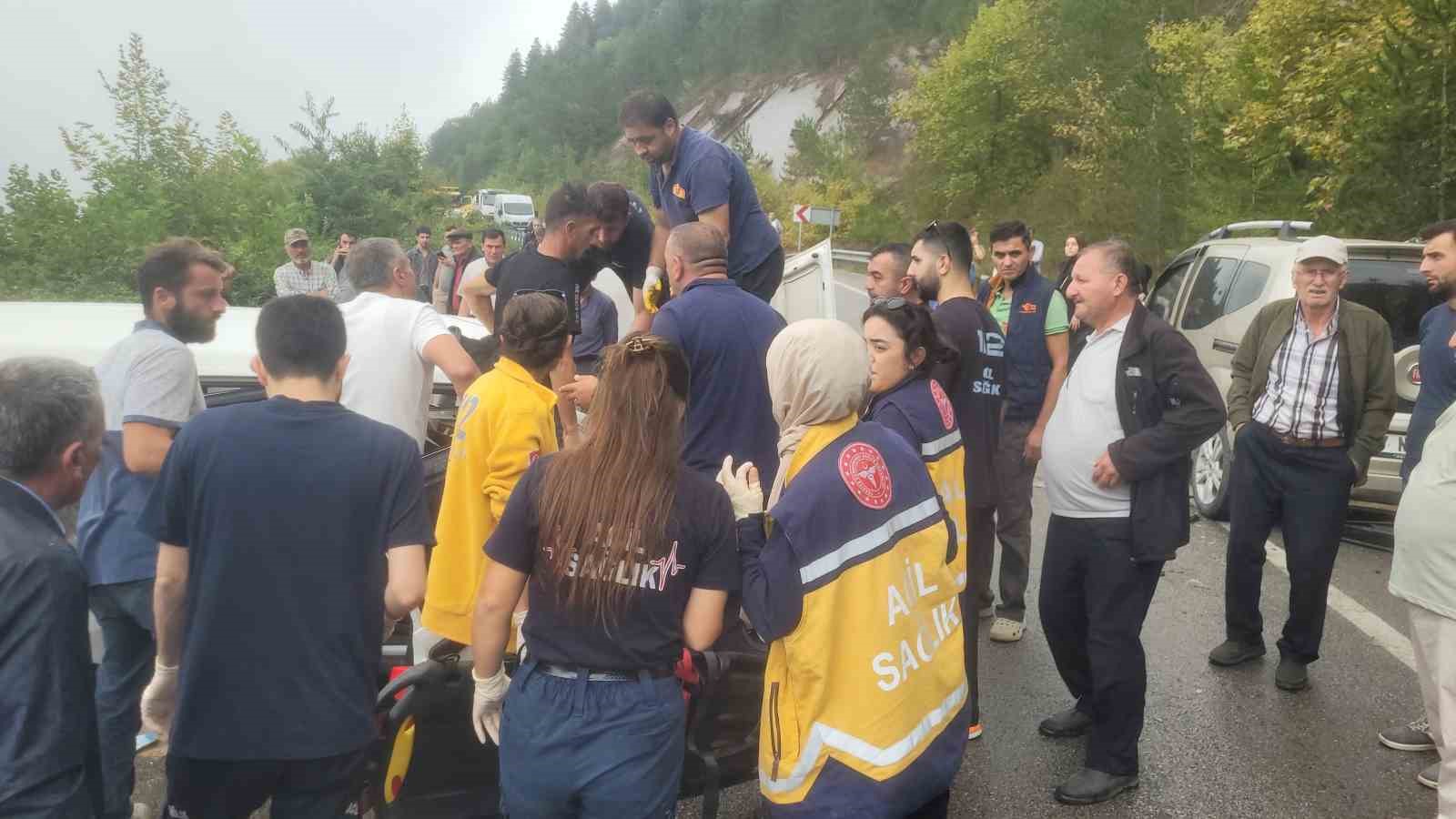 İki aracın &ccedil;arpıştığı kazada 7 kişi yaralandı, aracın &ouml;n camına sıkışan vatandaşı itfaiye kurtardı