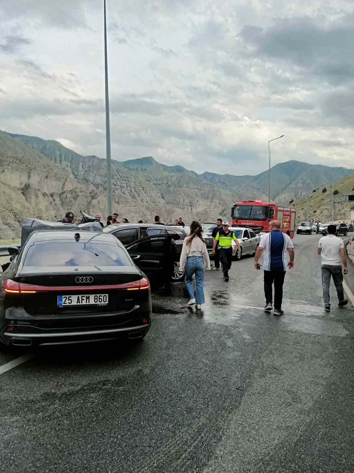 Pirinkayalar Tüneli çıkışında otomobiller kafa kafaya çarpıştı: 4 yaralı