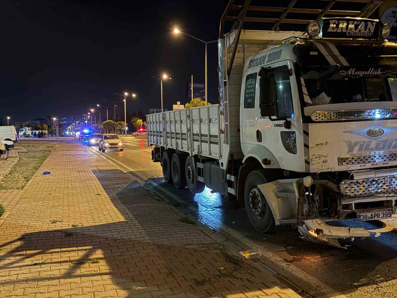 Kamyonla &ccedil;arpışan otomobil takla attı