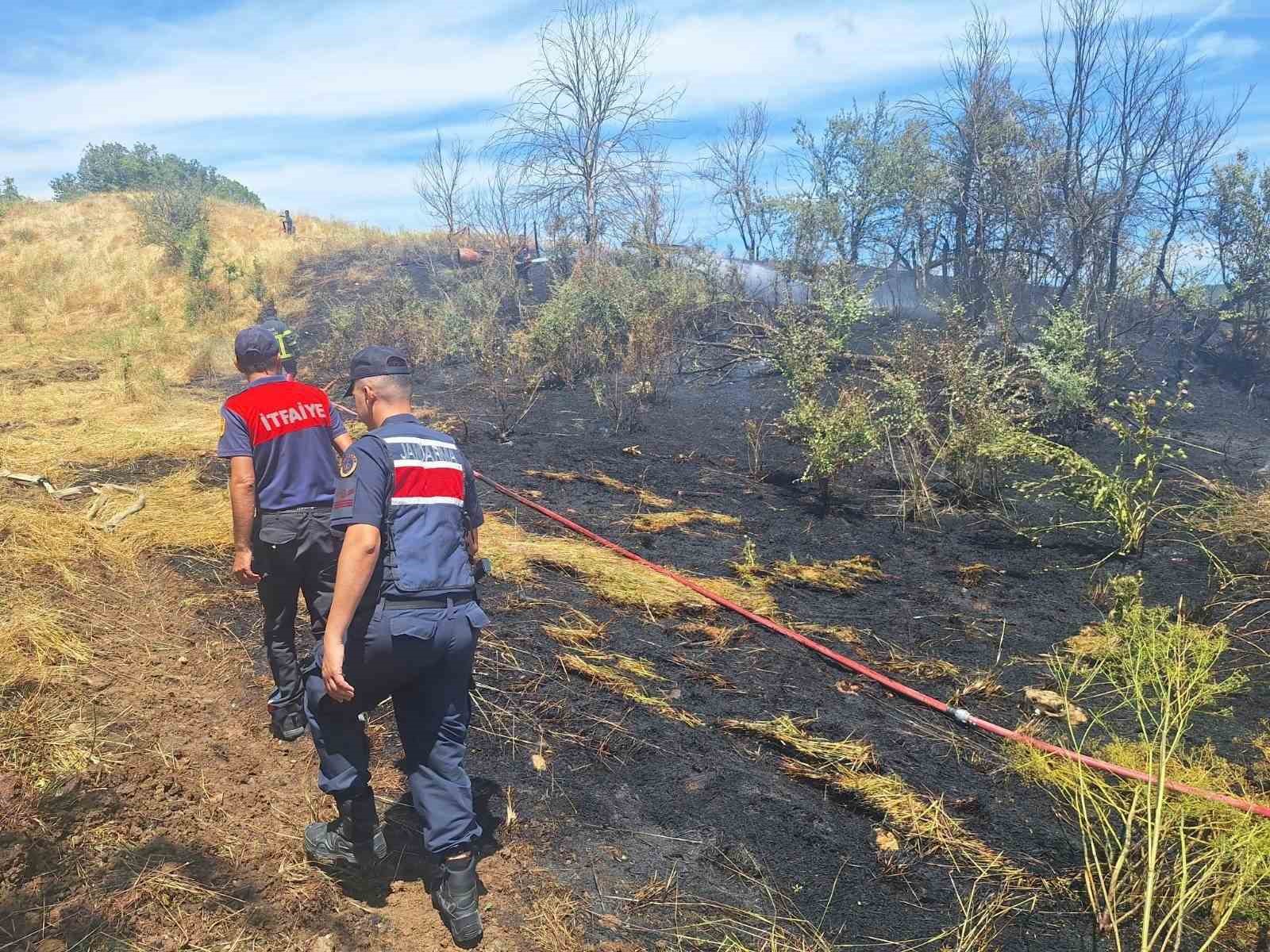 Mezarlık altındaki ot yangını korkuttu