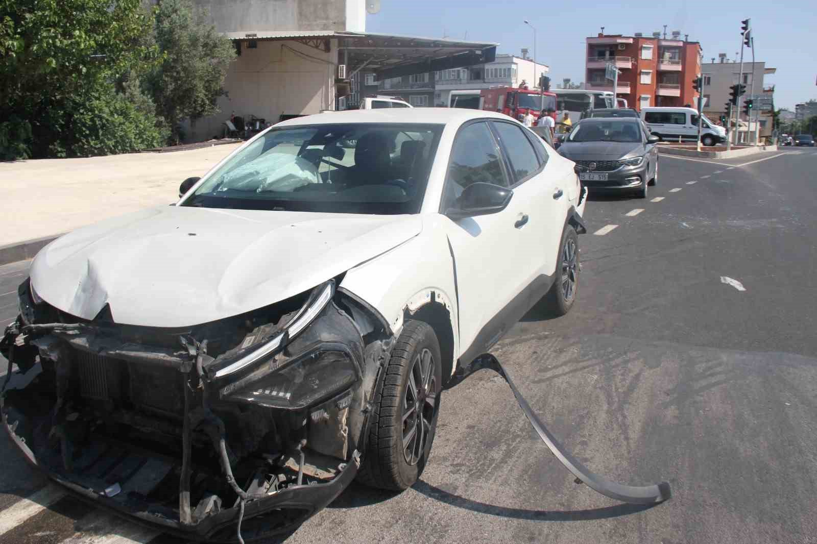 Antalya&rsquo;da 5 aracın karıştığı zincirleme kazada 6 kişi yaralandı