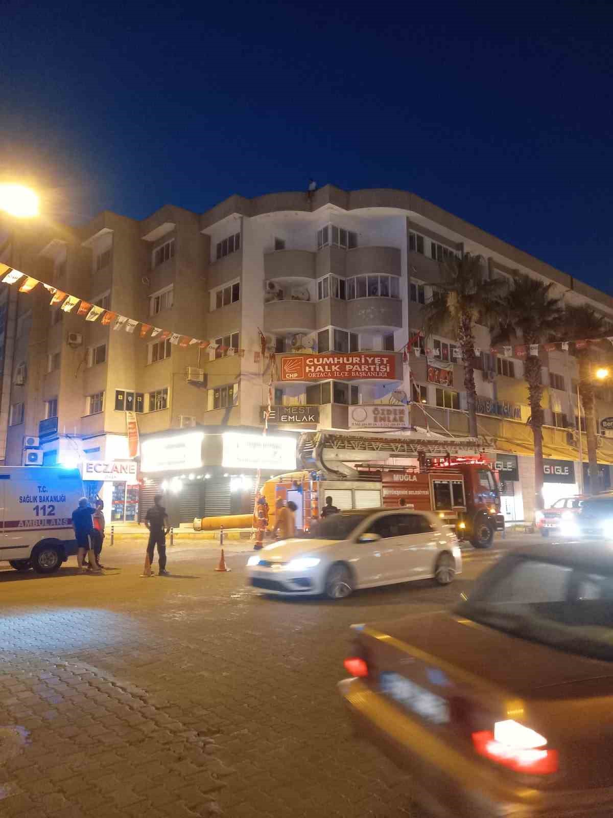 Muğla’da çatıya çıkan genç ikna edilerek aşağı indirildi