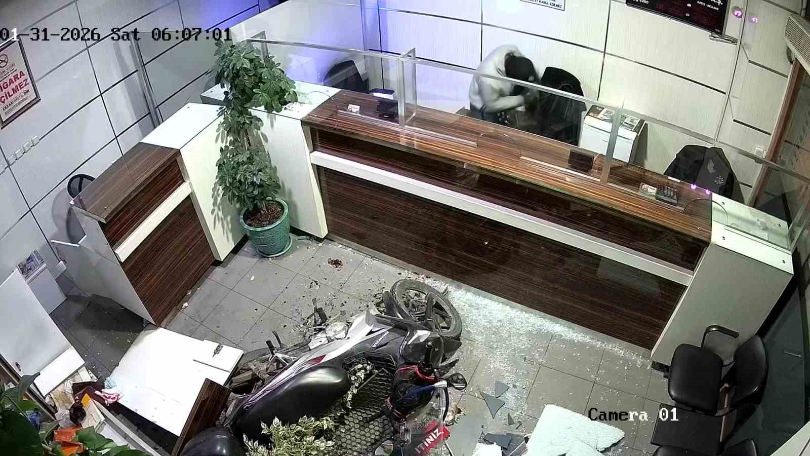 Film gibi soygun kameraya yansıdı: Kepengi araçla yıkıp 16 bin dolar çaldılar