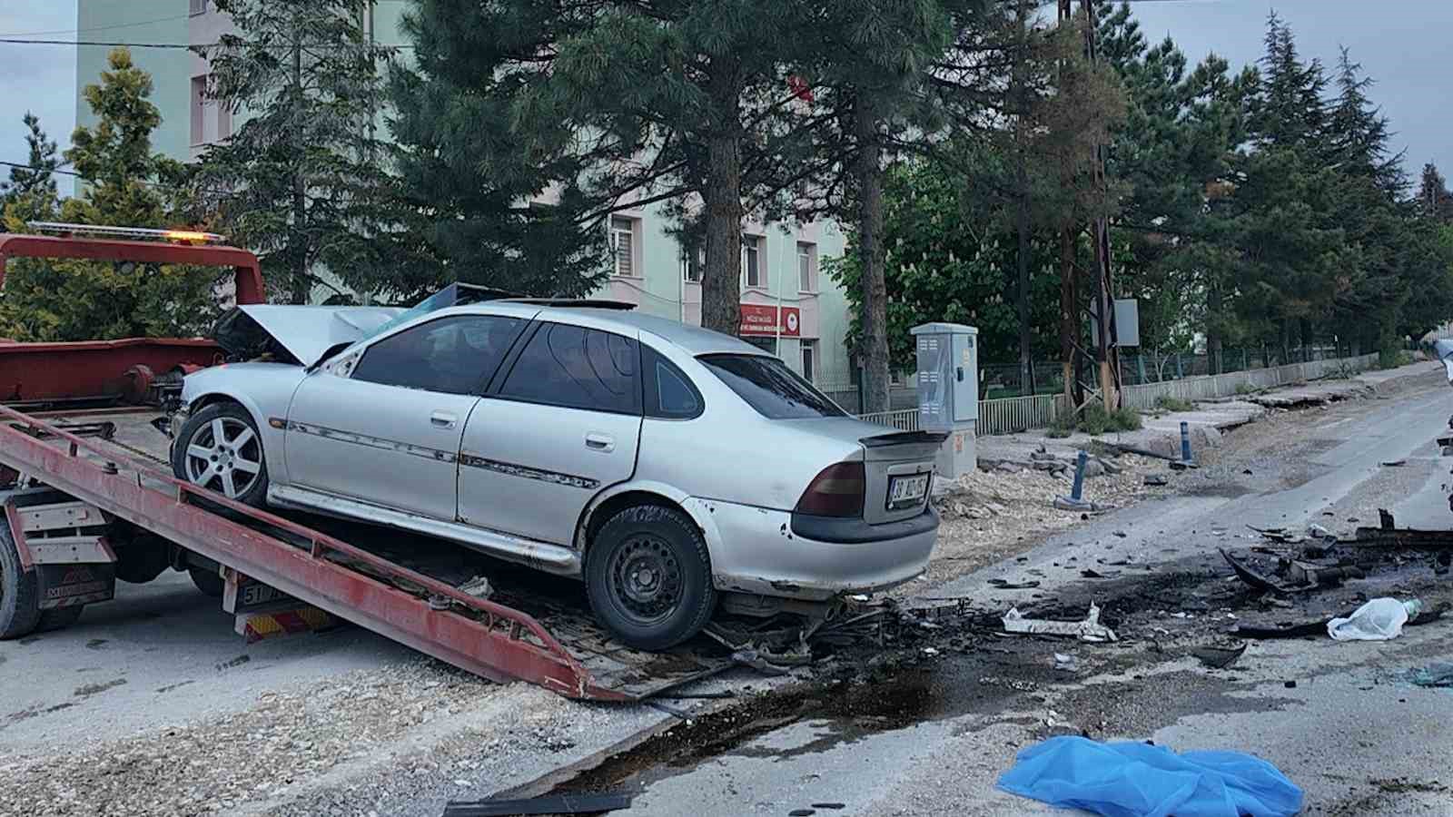 Niğde&rsquo;de iki otomobilin &ccedil;arpıştığı kazada 2 kişi hayatını kaybetti
