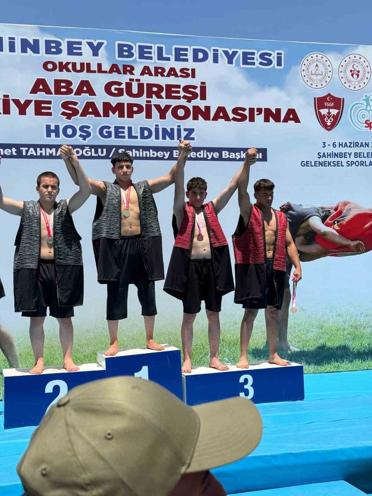 Aydınlı g&uuml;reş&ccedil;i T&uuml;rkiye &uuml;&ccedil;&uuml;nc&uuml;s&uuml; oldu