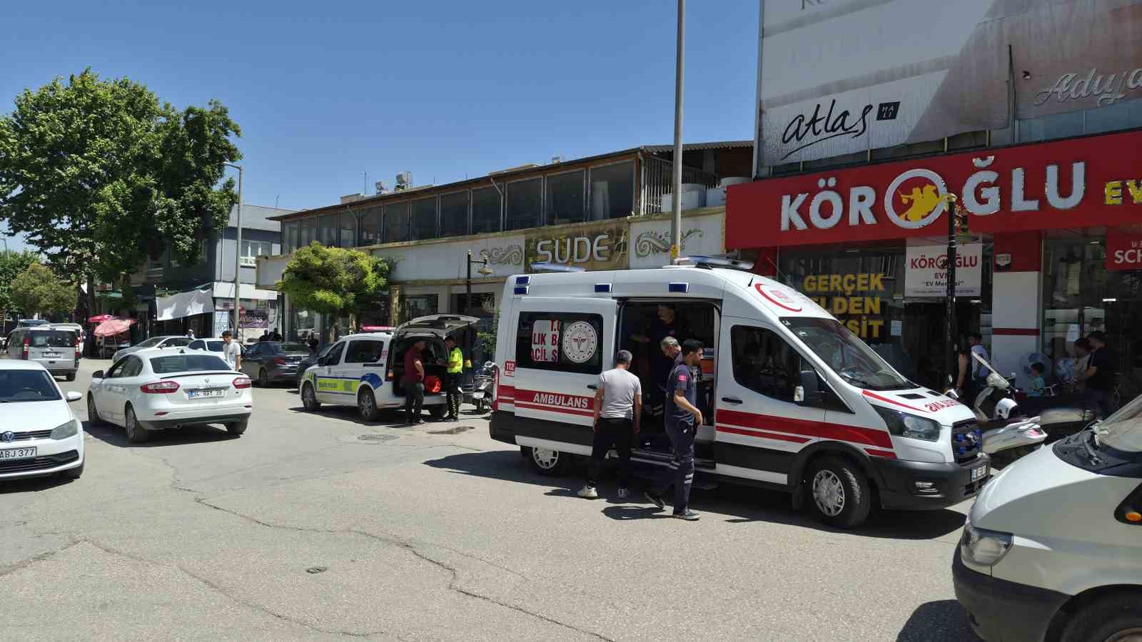 Panelvan araç ile motosiklet çarpıştı: Anne ve 2 çocuğu yaralandı