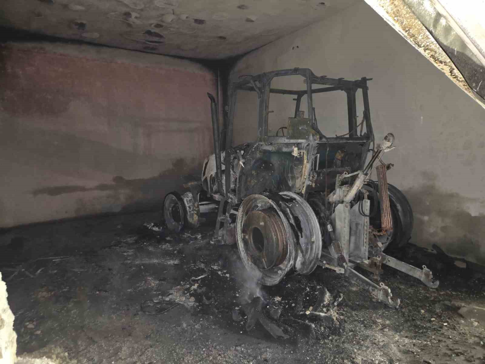Kulu’da inşaatın garajındaki traktör yandı