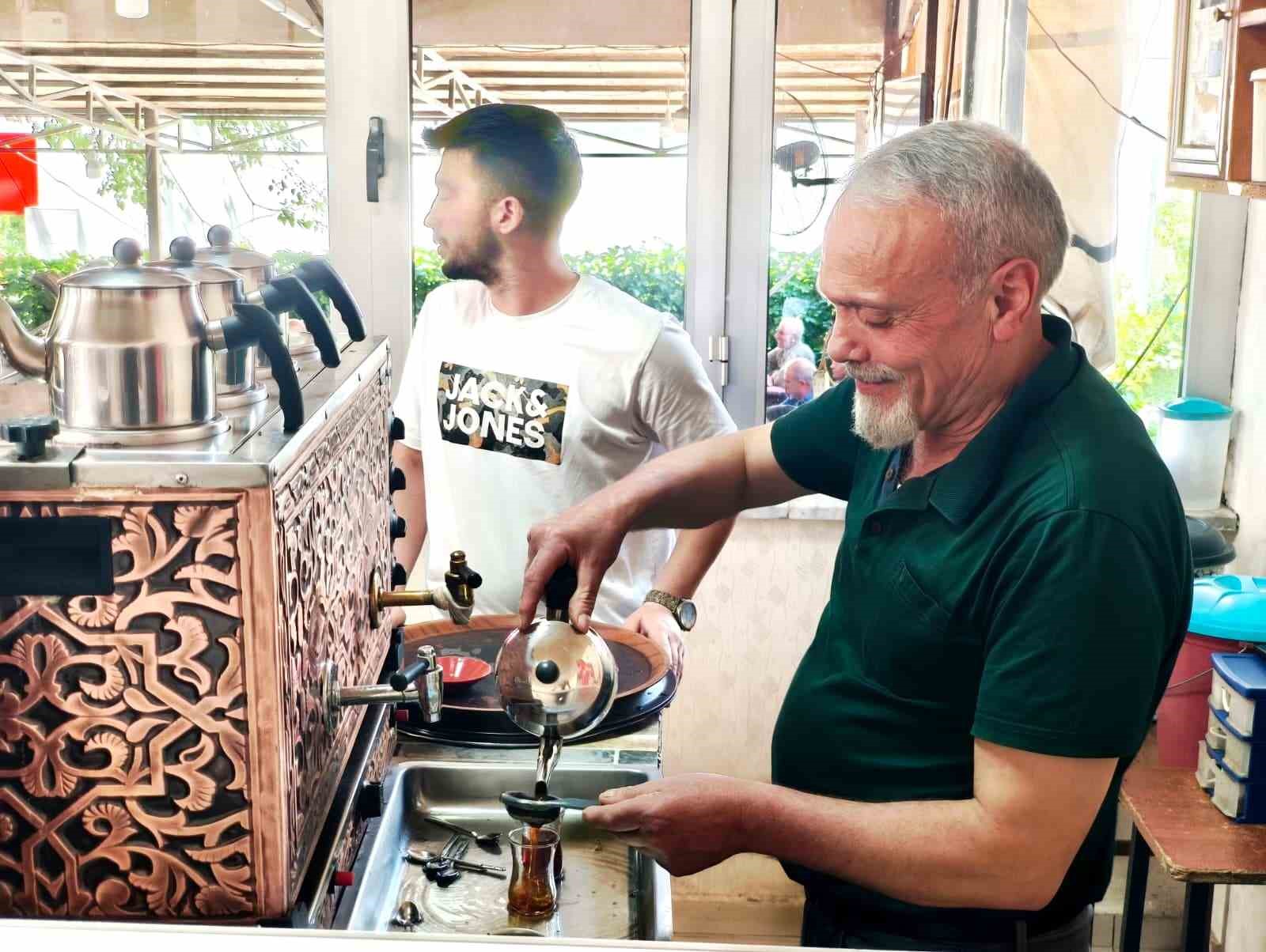 Çay demlerken şiir yazıyor: 40 yıllık çaycı şiirleriyle gönül ısıtıyor