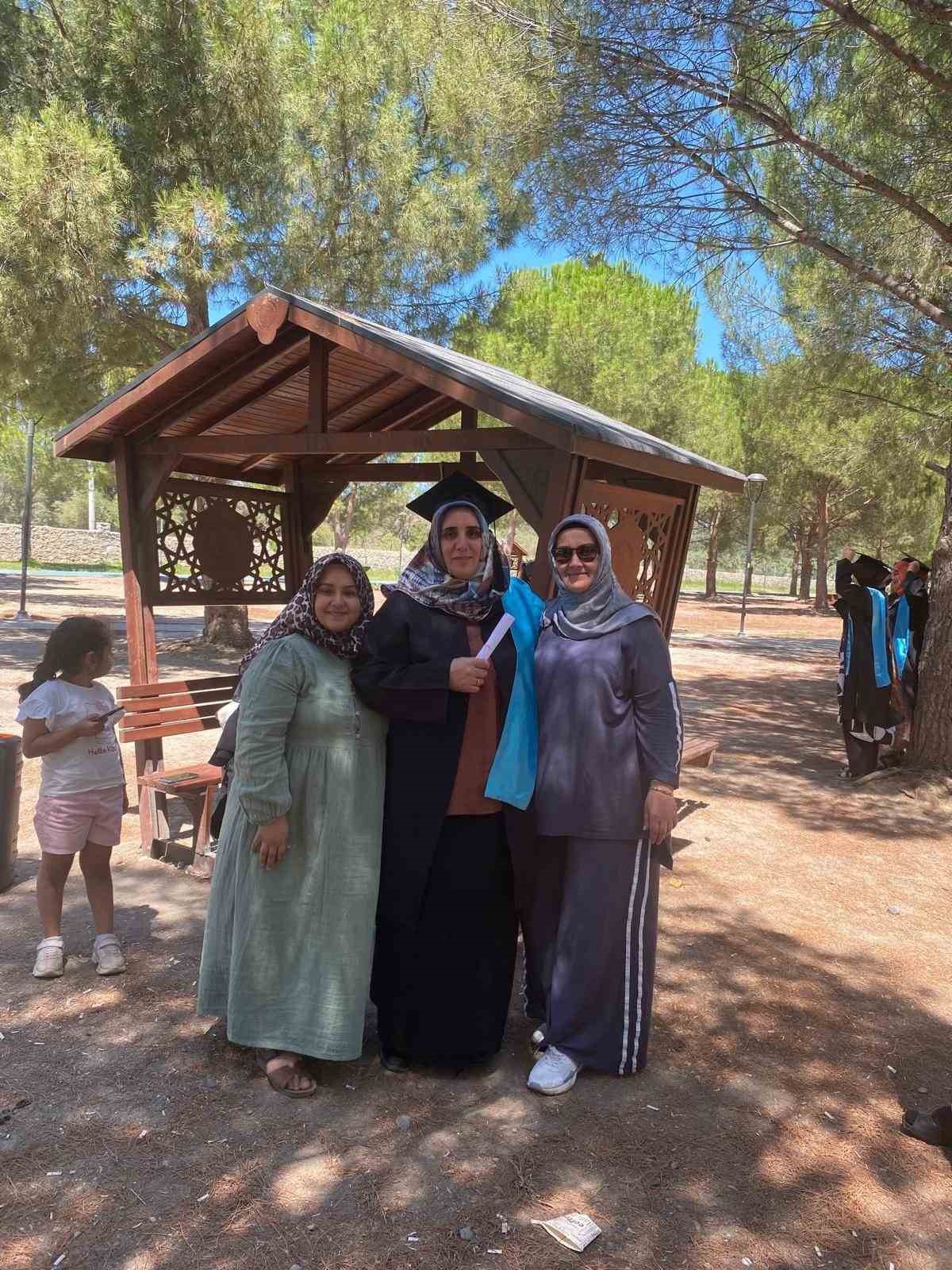 Balıkesir&rsquo;de okuma yazma kursunu bitiren kadınlar kep attı