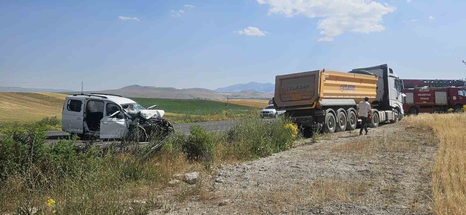 Bulanık&rsquo;ta kamyonla kamyonet kafa kafaya &ccedil;arpıştı: 2 &ouml;l&uuml;, 2 yaralı